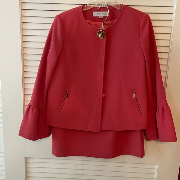 Tahari Elegant Salmon colored Suit, lined, like new. - Picture 6 of 6